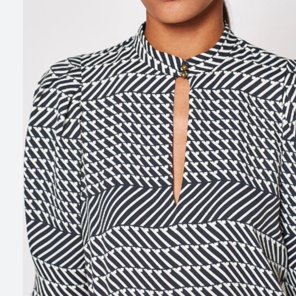 Joie Enida Geo Print keyhole top black & white short sleeve blouse size S NWOT